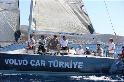 ÜNLÜLER KIYASIYA YARIŞTI