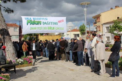 URLA BELEDİYESİ “DAHA YEŞİL BİR URLA İÇİN” FİDAN DAĞITTI