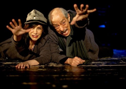 USTA TİYATROCU 75 YAŞINI SAHNEDE KUTLADI