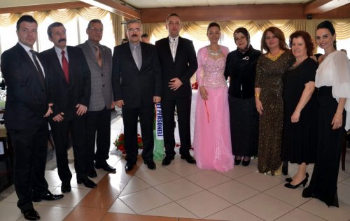 VALİ EROL AYYILDIZ VE BAYAN AYYILDIZ MANEVİ KIZLARINI NİŞANLADI