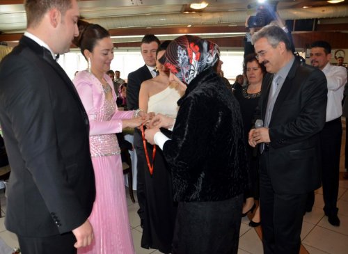 VALİ EROL AYYILDIZ VE BAYAN AYYILDIZ MANEVİ KIZLARINI NİŞANLADI