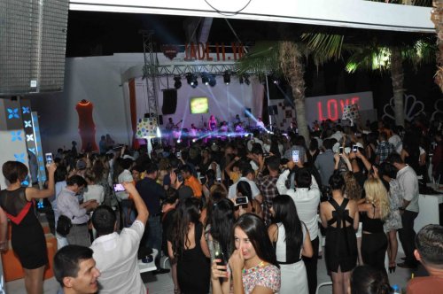 YILDIZ TİLBE KUŞADASI’NDA HAYRANLARIYLA BULUŞTU