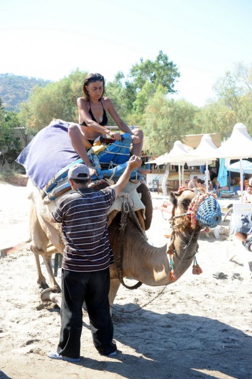 YILDIZ TİLBE'NİN DEVE KEYFİ