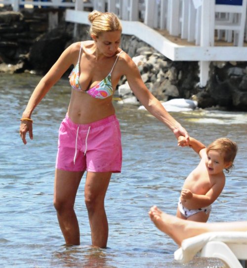 ZEYNEP CASALİNİ KIZIYLA OYUN OYNADI